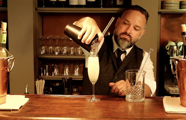 Miami Mami Balcão de bar com preparação de cocktail