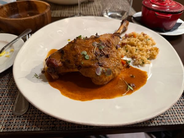 Perna de pato assada com arroz de enchidos