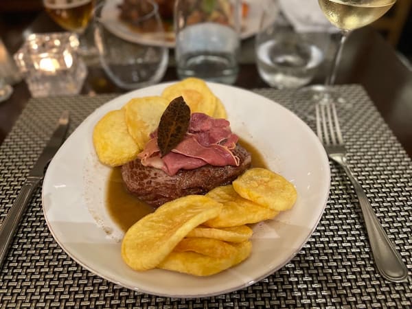 Bife à Portuguesa com presunto e batatas