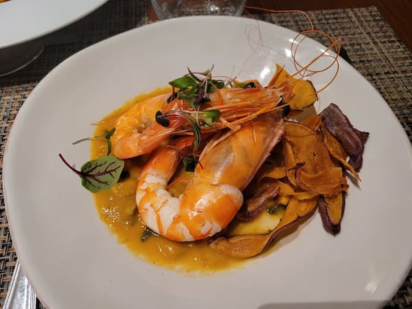 Camarão tigre com molho de manga e chips de legumes