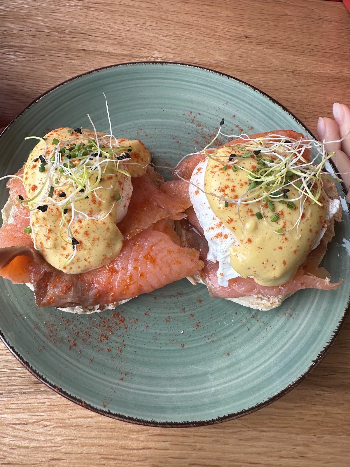 Smoked salmon eggs benedict